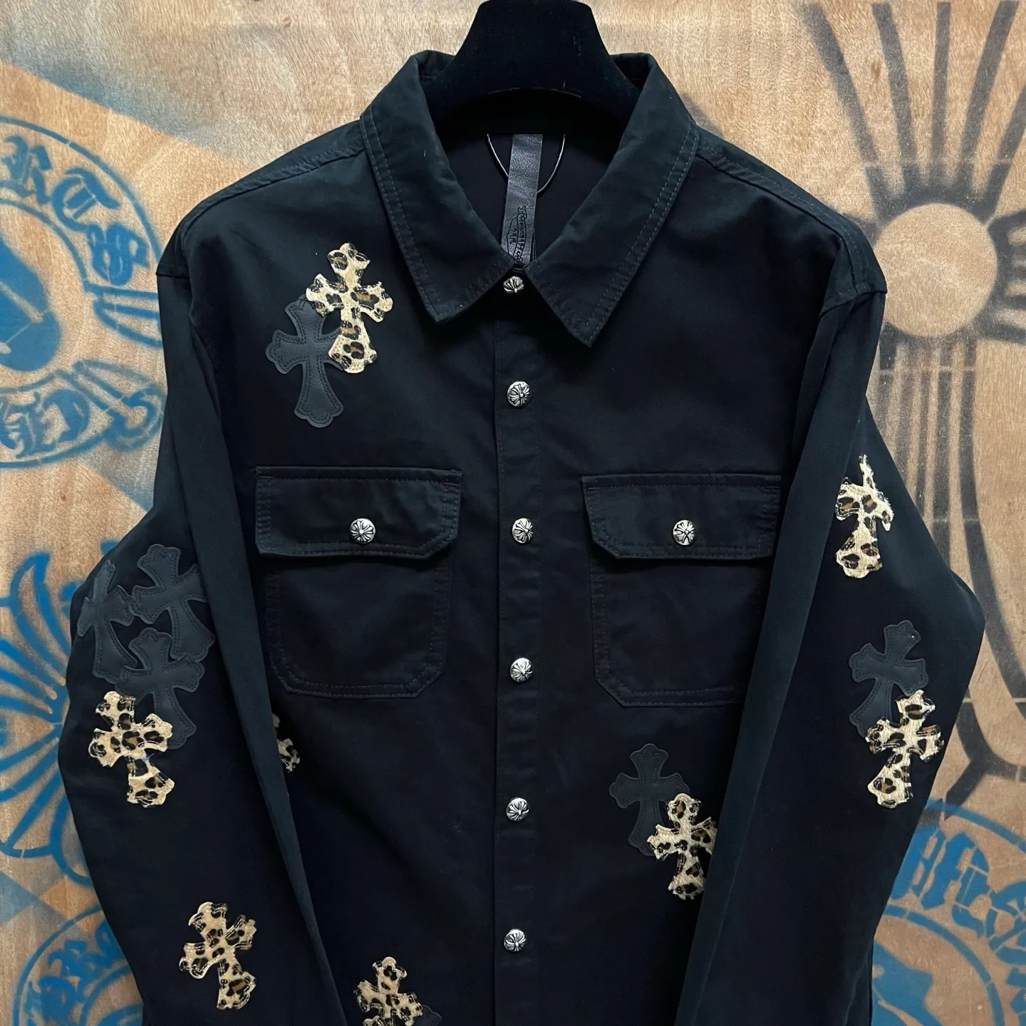 P610 Wang Zha has a new one! Heavy 15.5oz! Kill all market versions instantly! The price has bottomed out. Chrome Hearts Haute Couture Chrome Hearts patchwork leather denim jacket. The choice of high-grade twill denim custom-made fabrics is very important. It distinguishes the low version and wrong version of all pure black denim fabrics on the market. The cross patchwork leather is all imitation lambskin. All dyeing is completely restored without color difference. The inner leather label is first-layer calfskin. All hardware is 925 silver plated. It distinguishes all versions on the market. There is no better casual comparison in the market. Same style for men and women S-XL